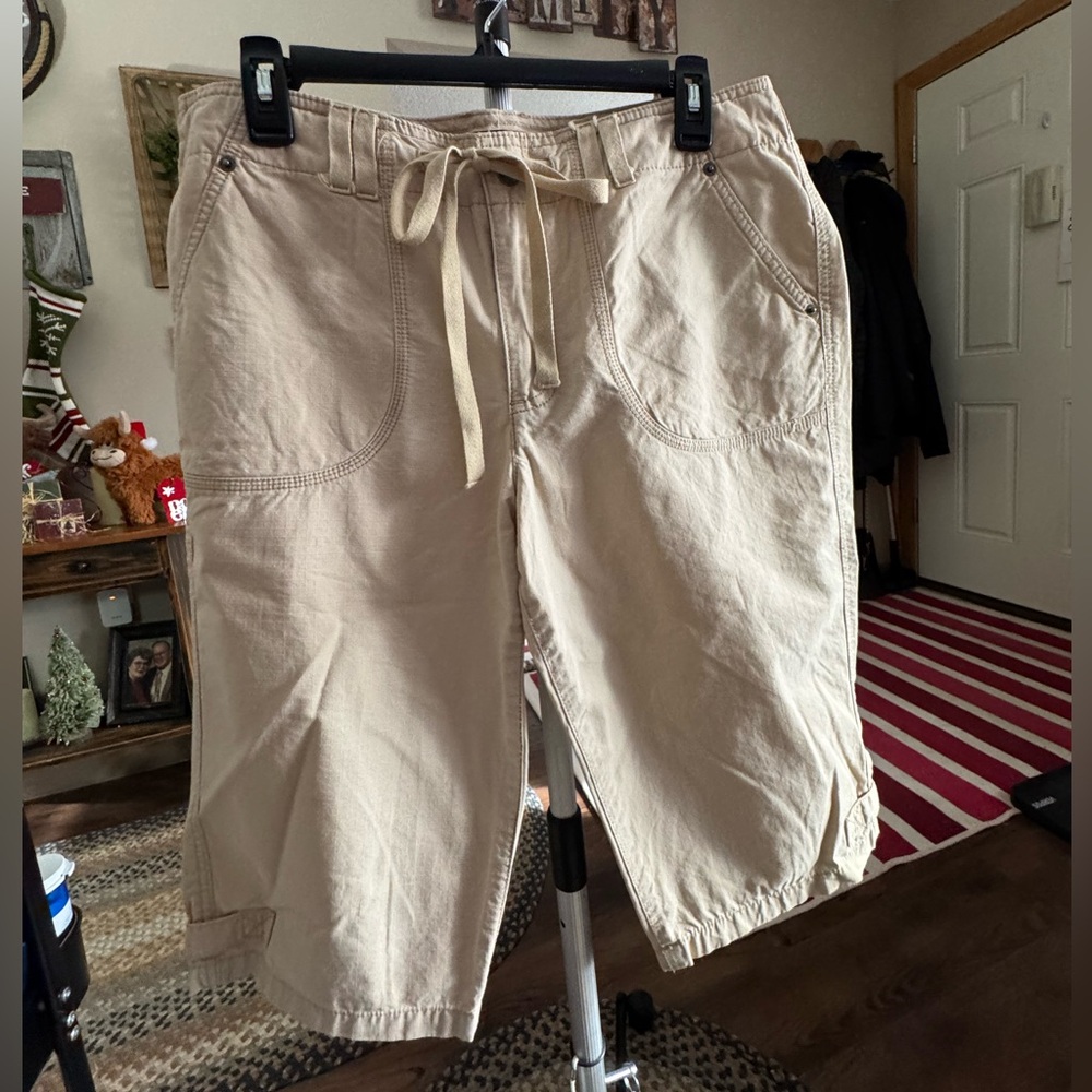 Gloria Vanderbilt Tan Capris